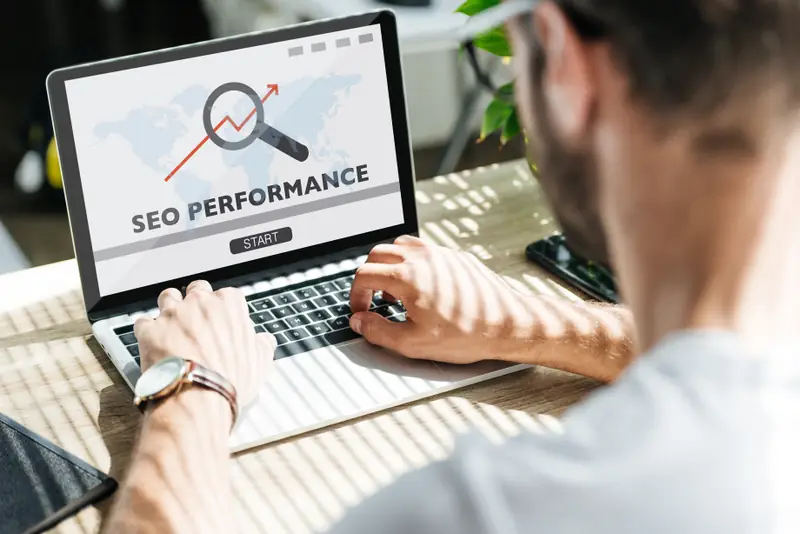 Profissional analisando o desempenho de SEO de um site no notebook